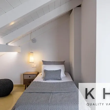 Top Floor Loft With Sea View & Large Balconies! *