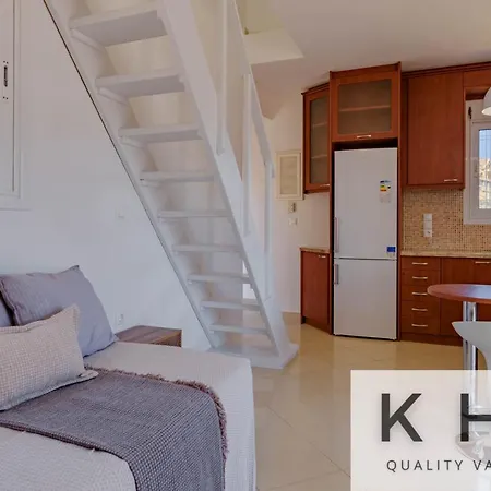 Top Floor Loft With Sea View & Large Balconies! Appartamento